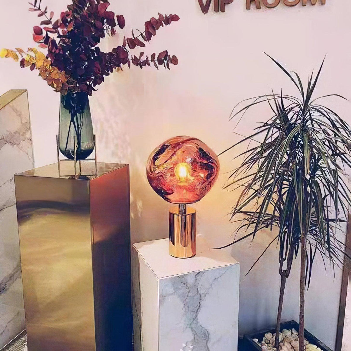 Velan kunstnerisk bordlampe