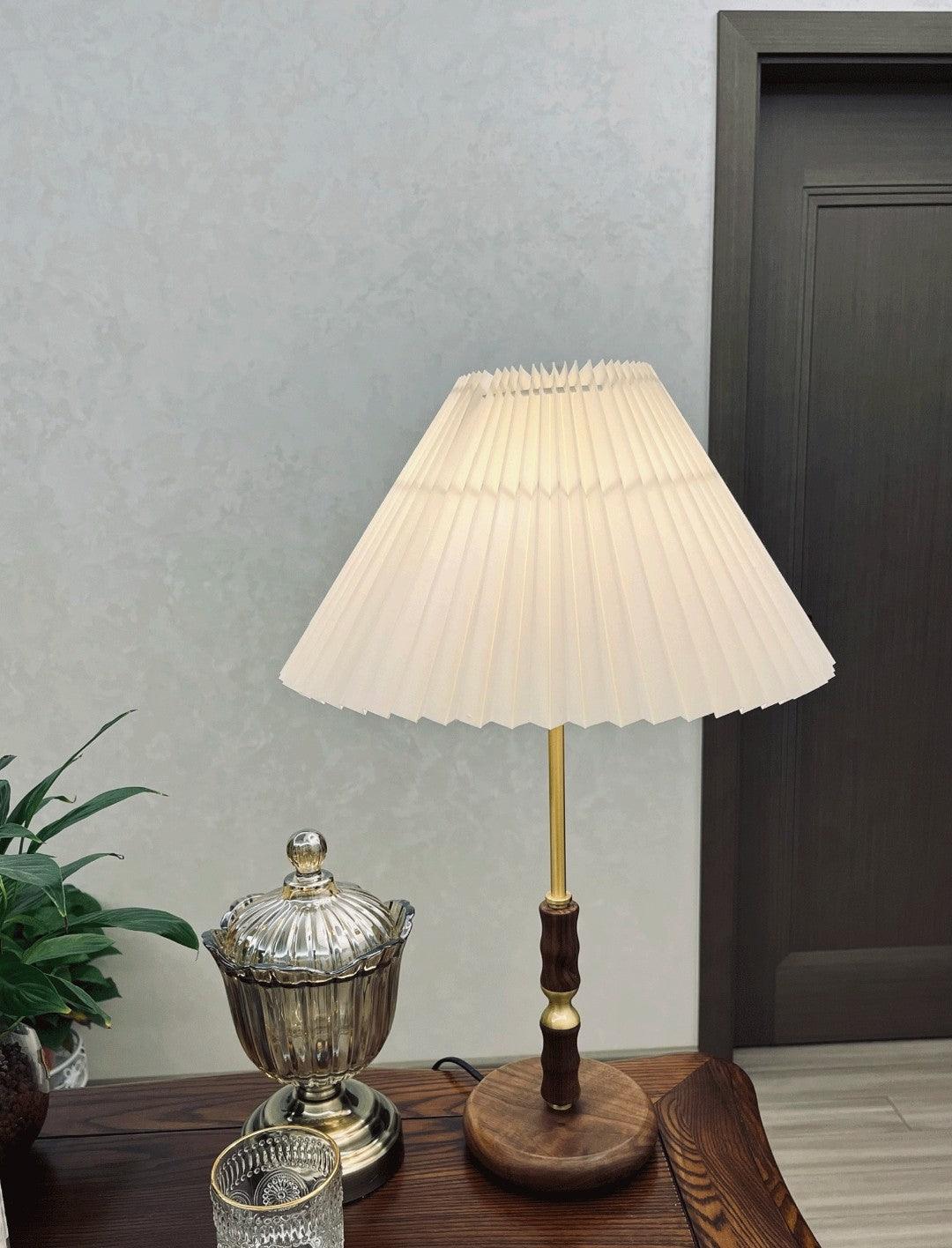 Vovenil bordslampa med veckad skärm
