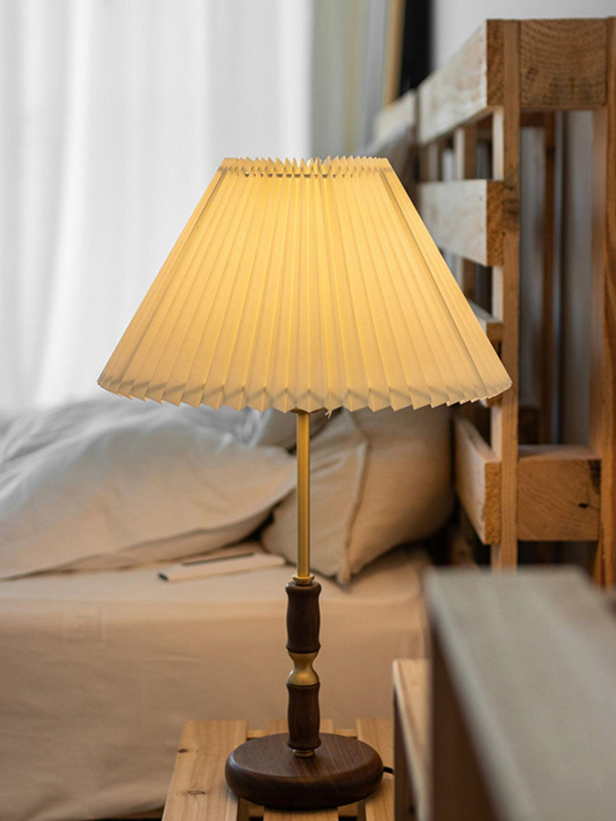 Vovenil bordslampa med veckad skärm