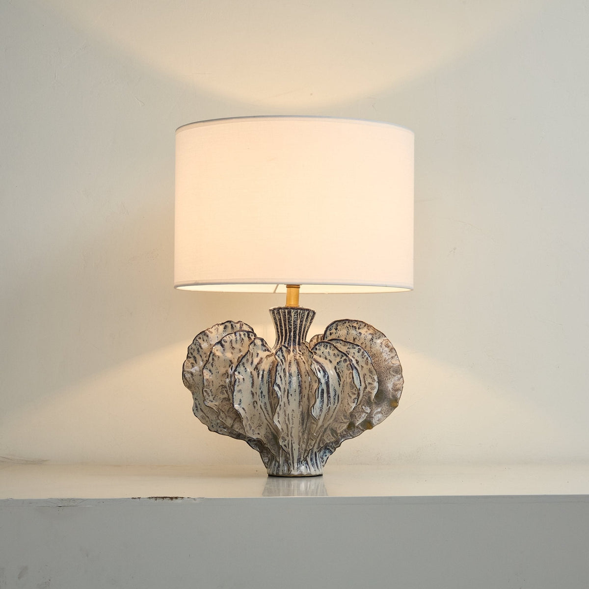 Bladformet keramisk bordlampe