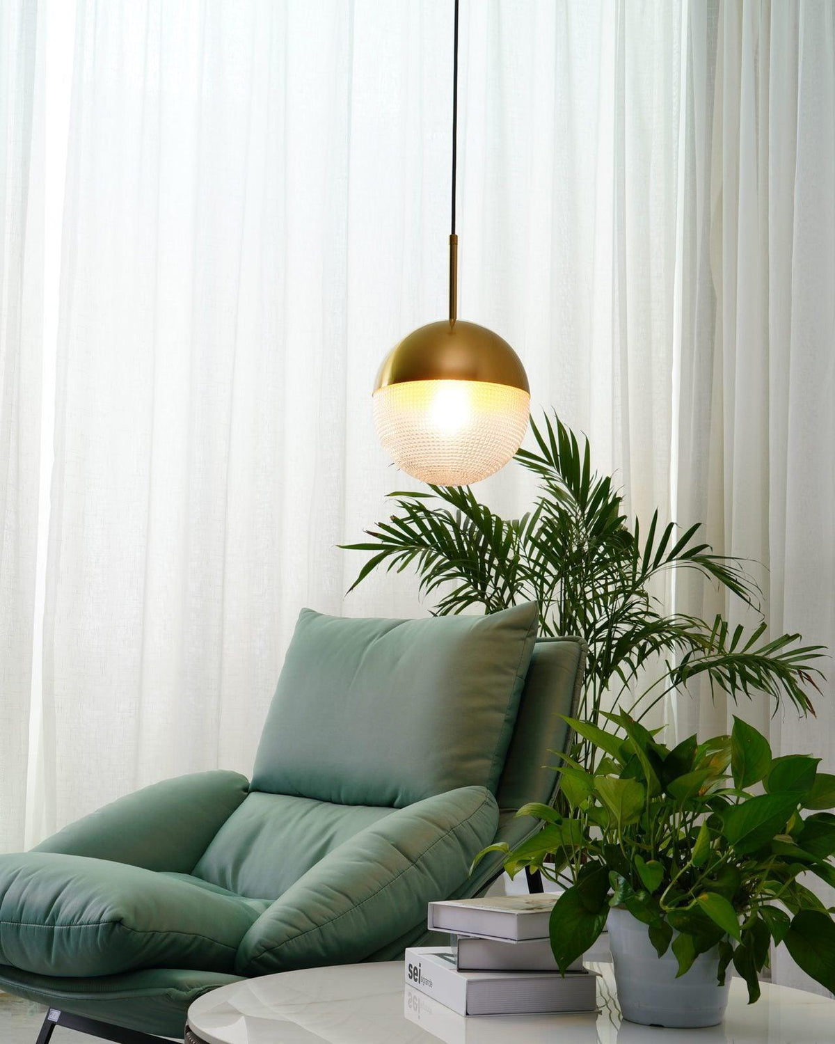 Kevelo pendel i messing og glas, moderne