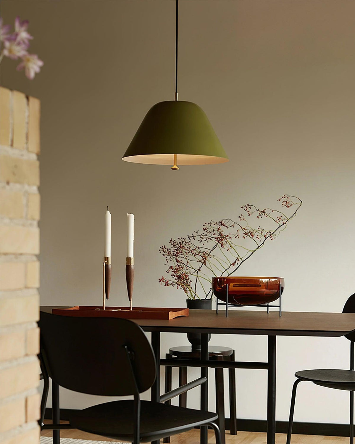 Moderne pendel med metalskærm i grøn og hvid, minimalistisk