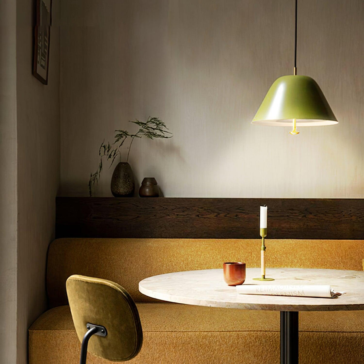 Moderne pendel med metalskærm i grøn og hvid, minimalistisk