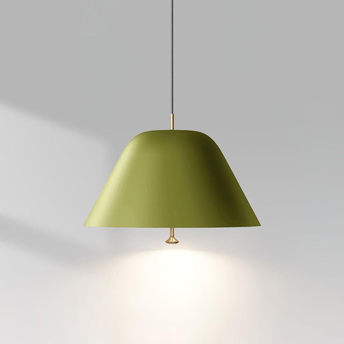Moderne pendel med metalskærm i grøn og hvid, minimalistisk