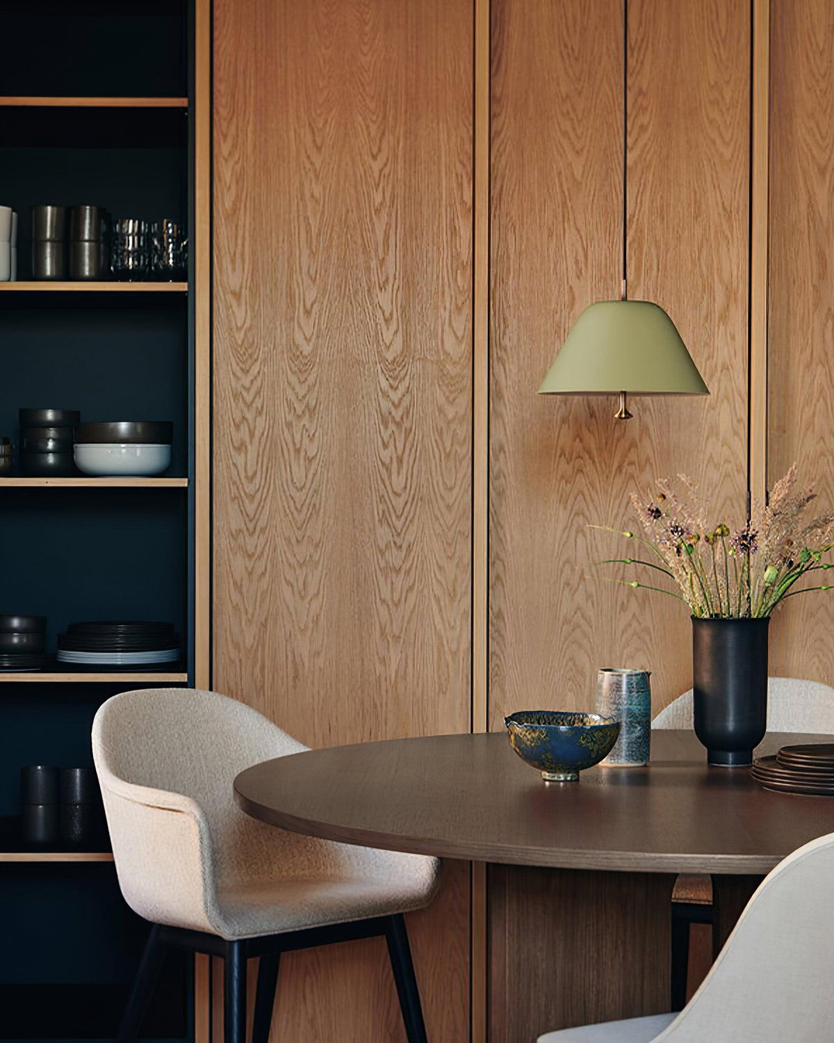 Moderne pendel med metalskærm i grøn og hvid, minimalistisk