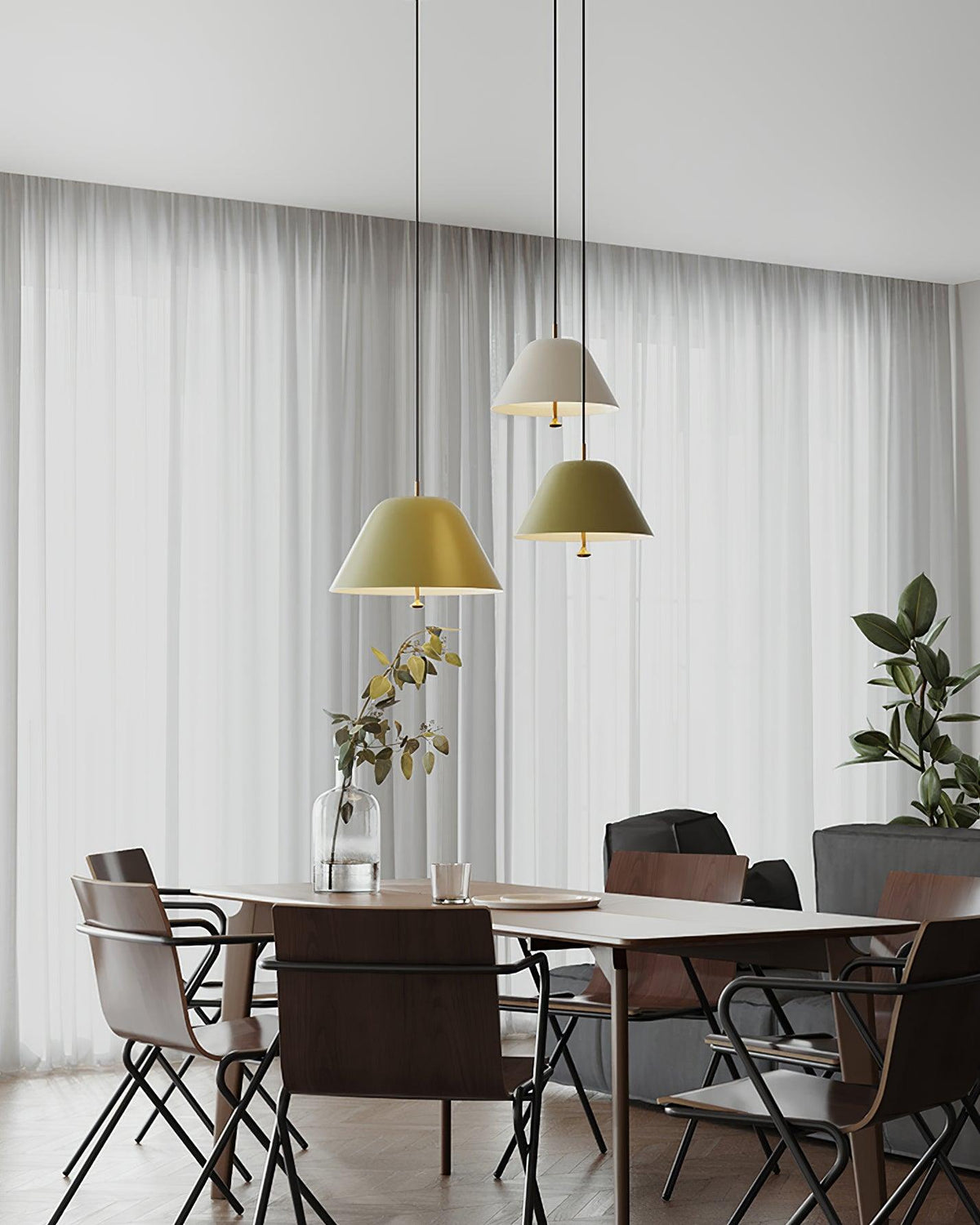 Moderne pendel med metalskærm i grøn og hvid, minimalistisk