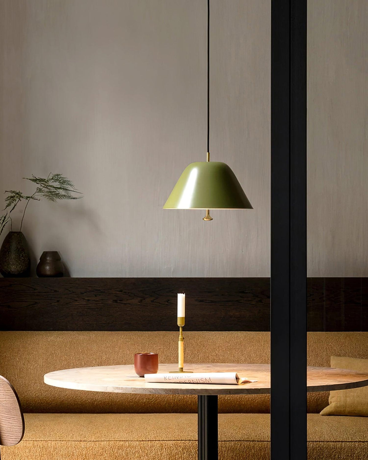 Moderne pendel med metalskærm i grøn og hvid, minimalistisk