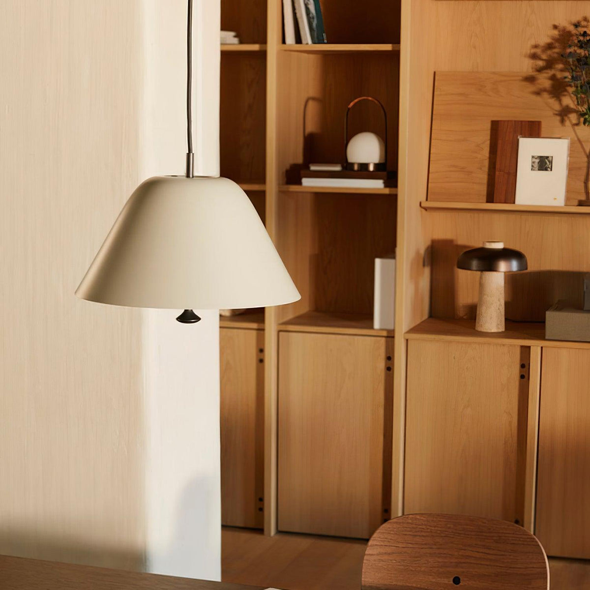 Moderne pendel med metalskærm i grøn og hvid, minimalistisk