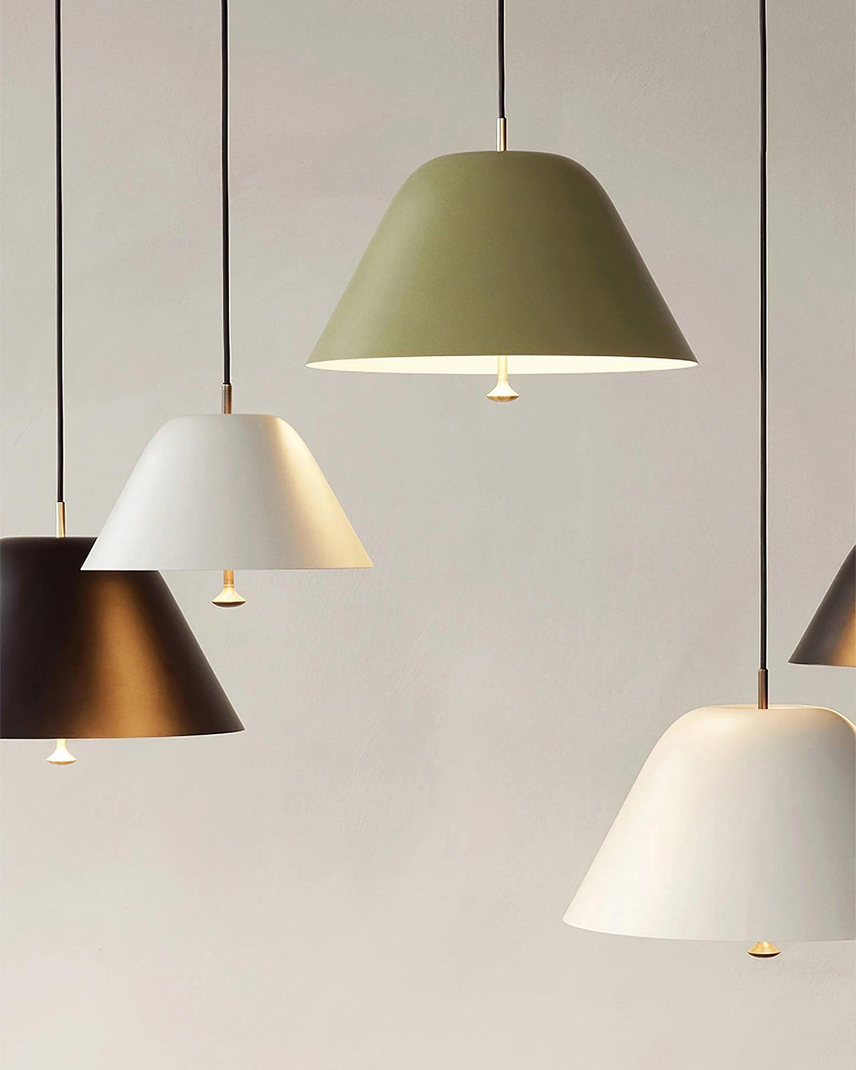 Moderne pendel med metalskærm i grøn og hvid, minimalistisk
