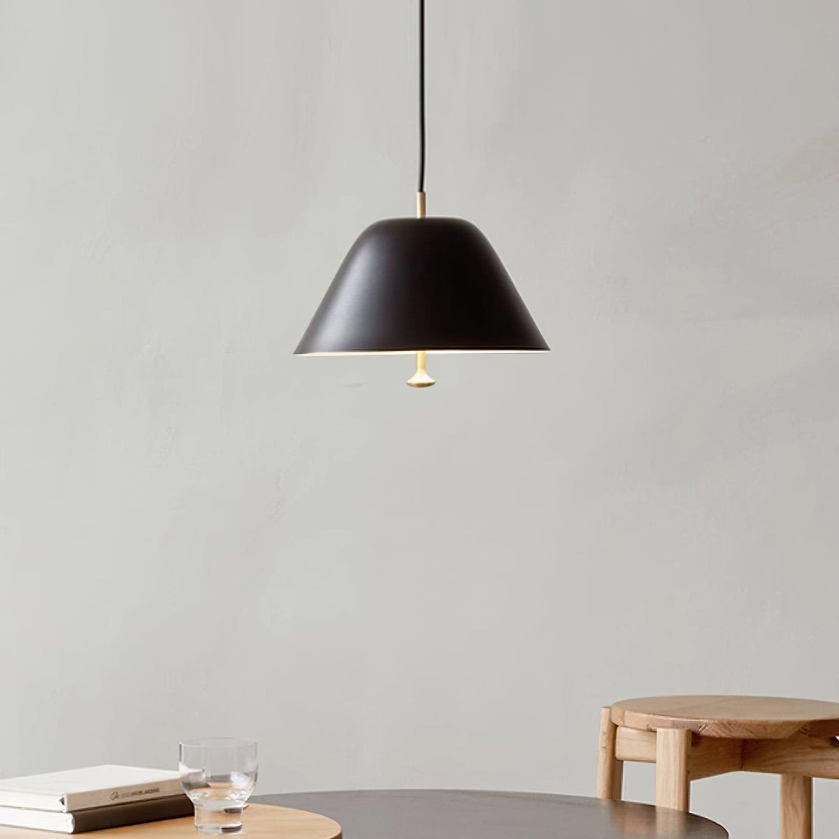 Moderne pendel med metalskærm i grøn og hvid, minimalistisk