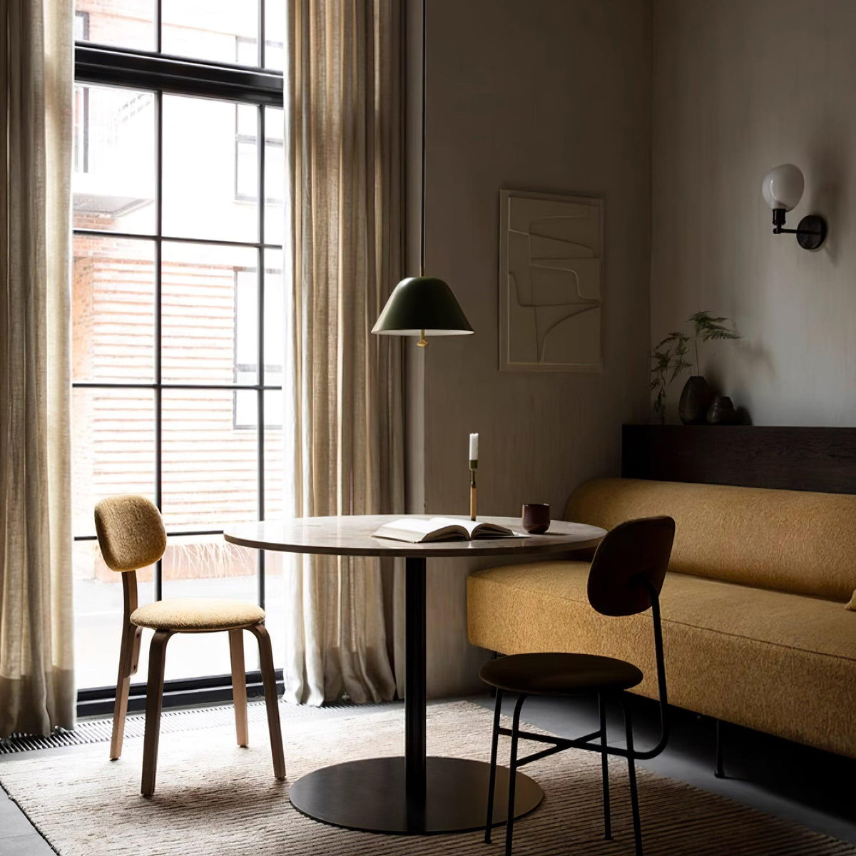 Moderne pendel med metalskærm i grøn og hvid, minimalistisk