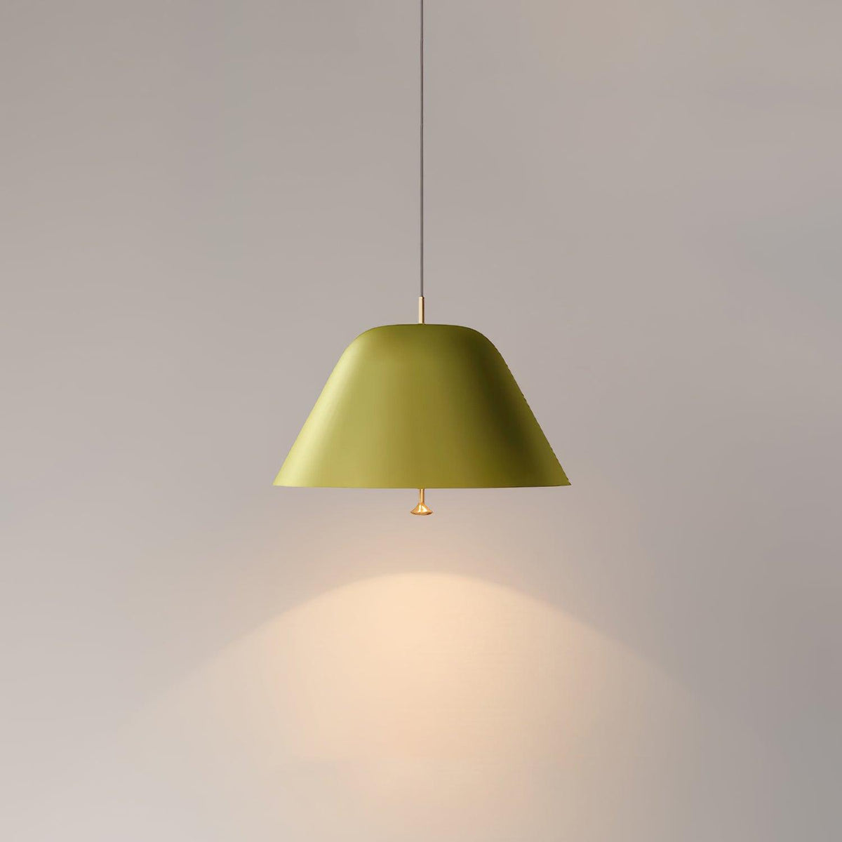 Moderne pendel med metalskærm i grøn og hvid, minimalistisk