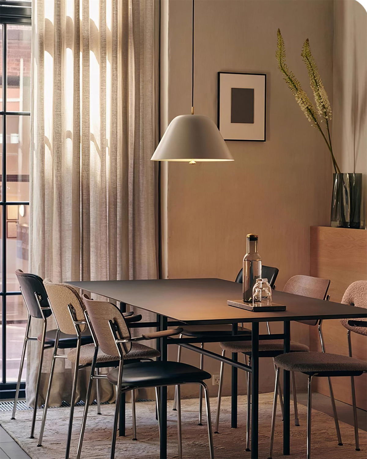 Moderne pendel med metalskærm i grøn og hvid, minimalistisk