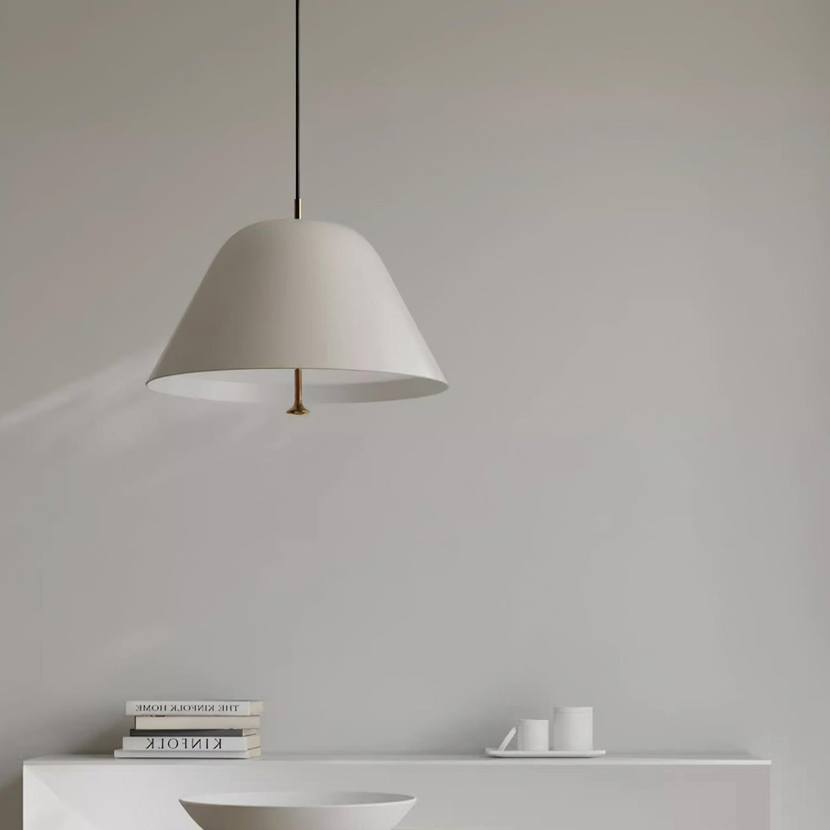 Moderne pendel med metalskærm i grøn og hvid, minimalistisk
