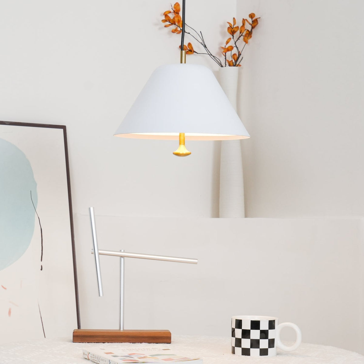 Moderne pendel med metalskærm i grøn og hvid, minimalistisk