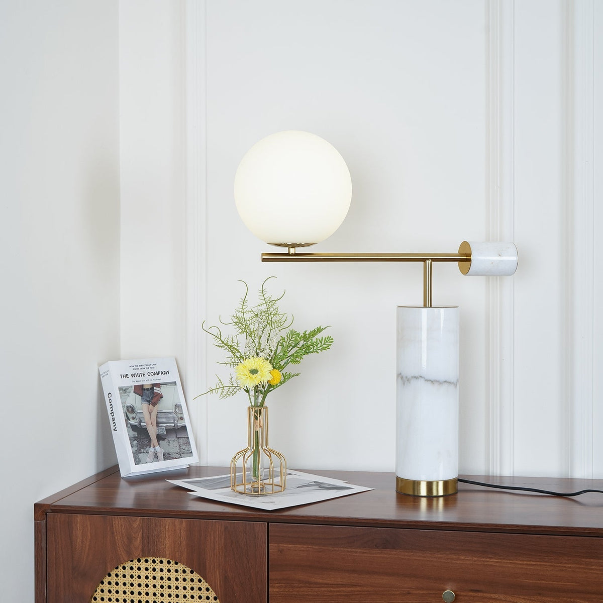 Vathayre minimalistisk bordlampe i marmor
