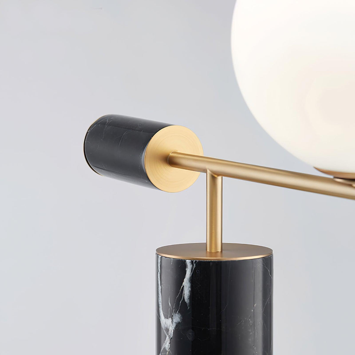 Vathayre minimalistisk bordlampe i marmor