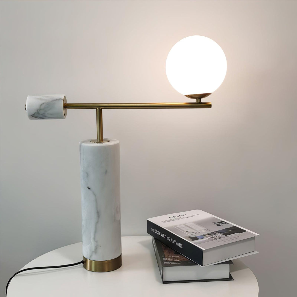 Vathayre minimalistisk bordlampe i marmor