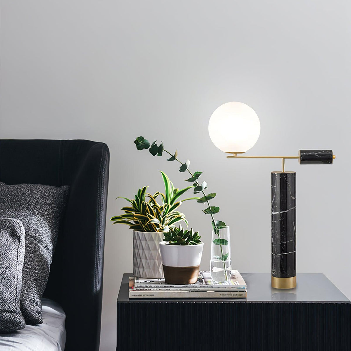 Vathayre minimalistisk bordlampe i marmor