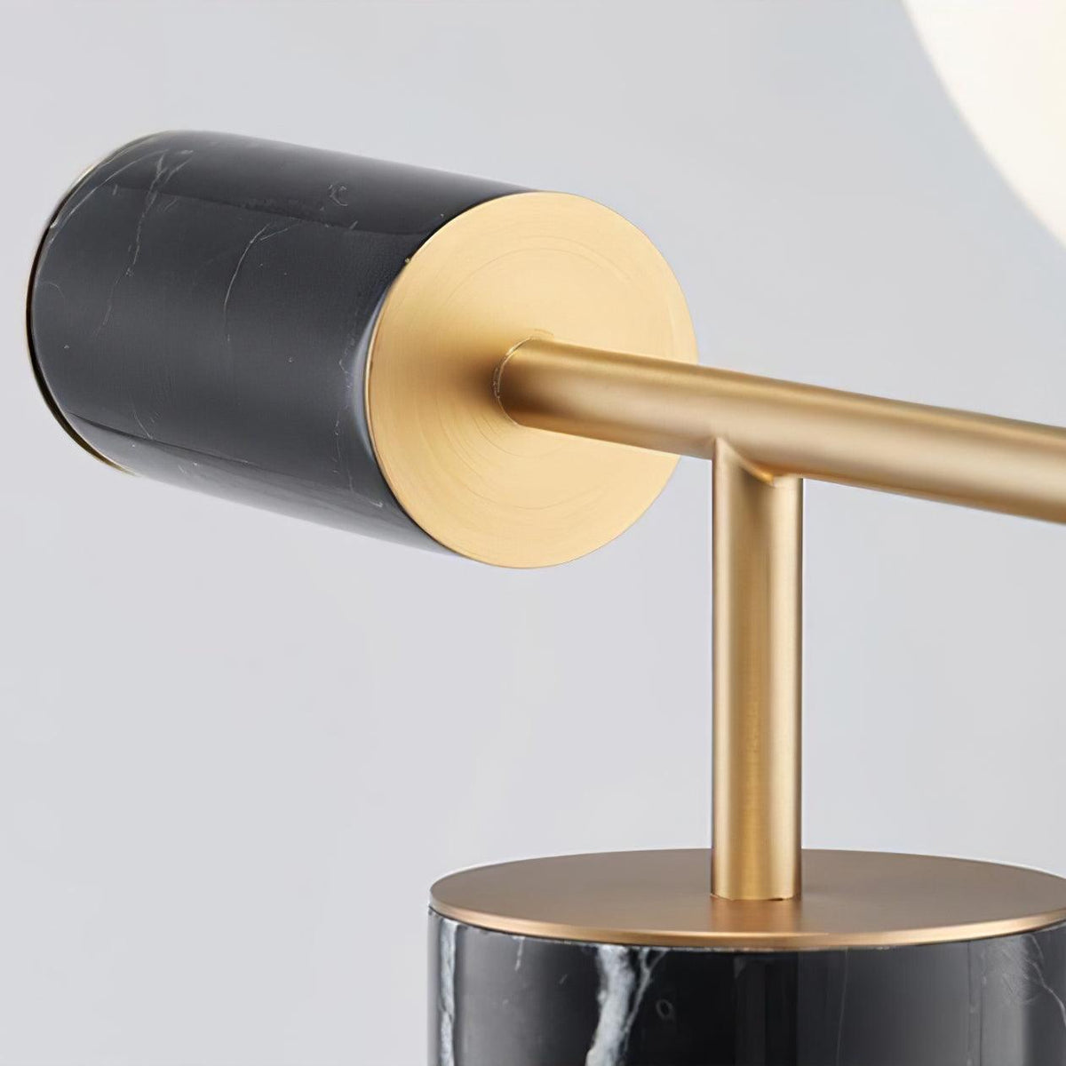 Vathayre minimalistisk bordlampe i marmor