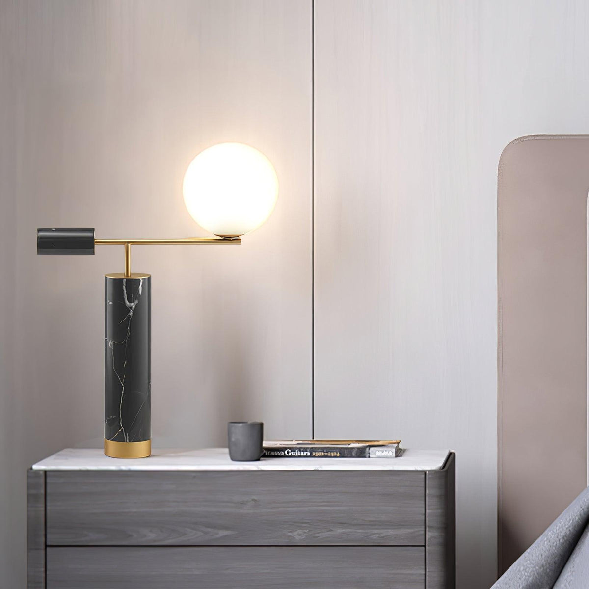 Vathayre minimalistisk bordlampe i marmor