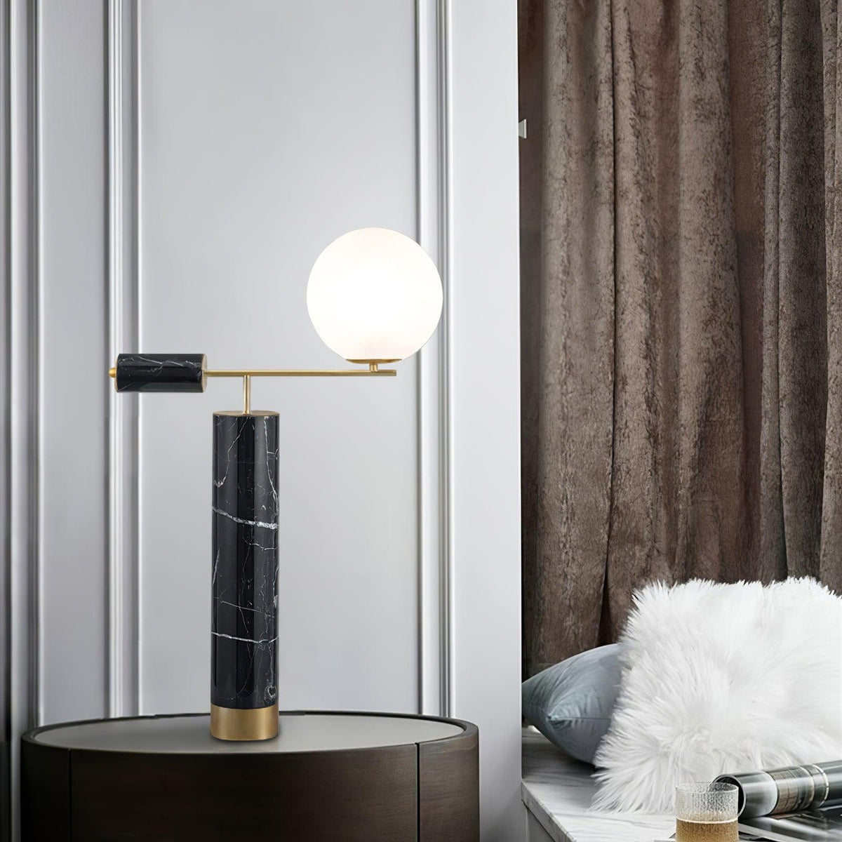 Vathayre minimalistisk bordlampe i marmor
