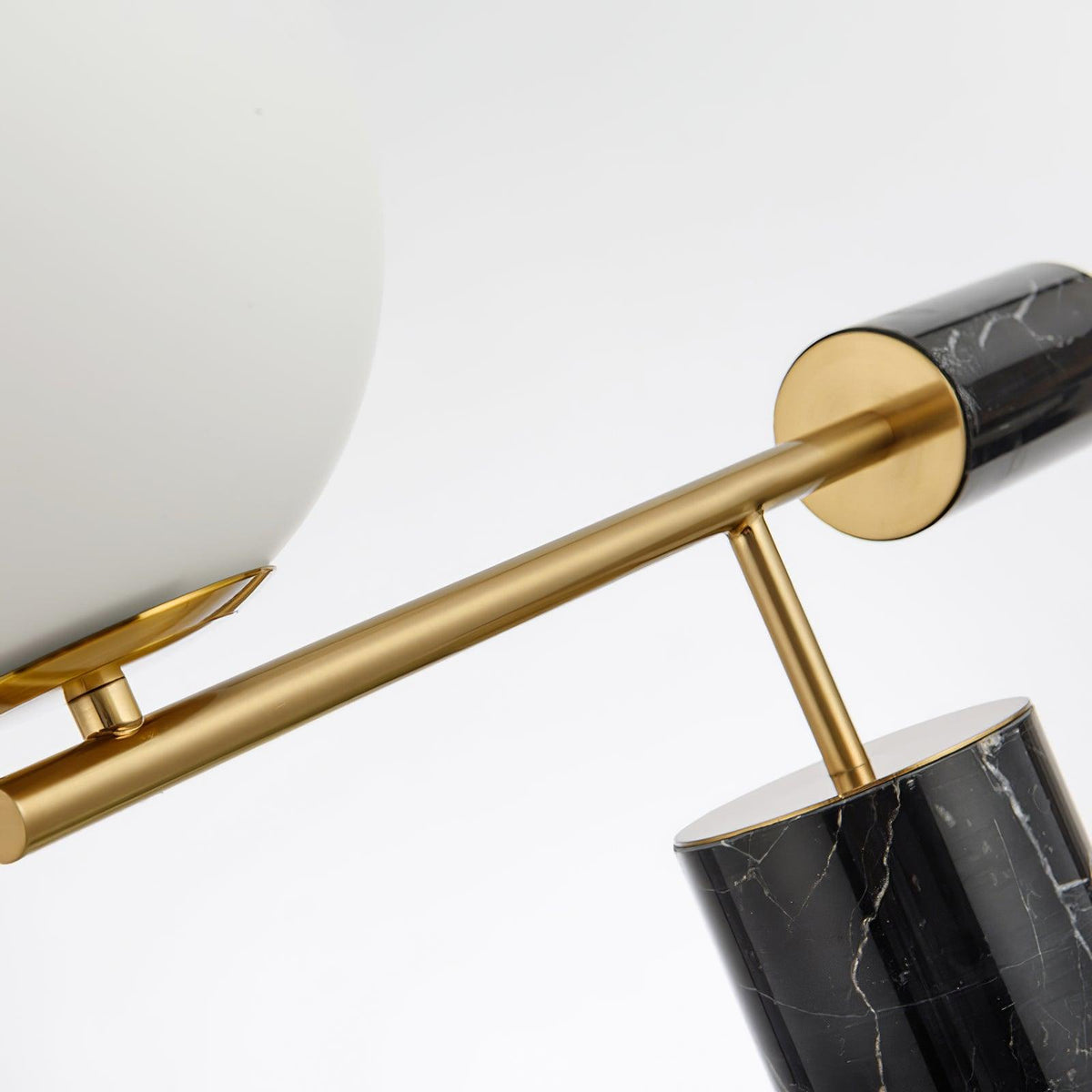 Vathayre minimalistisk bordlampe i marmor