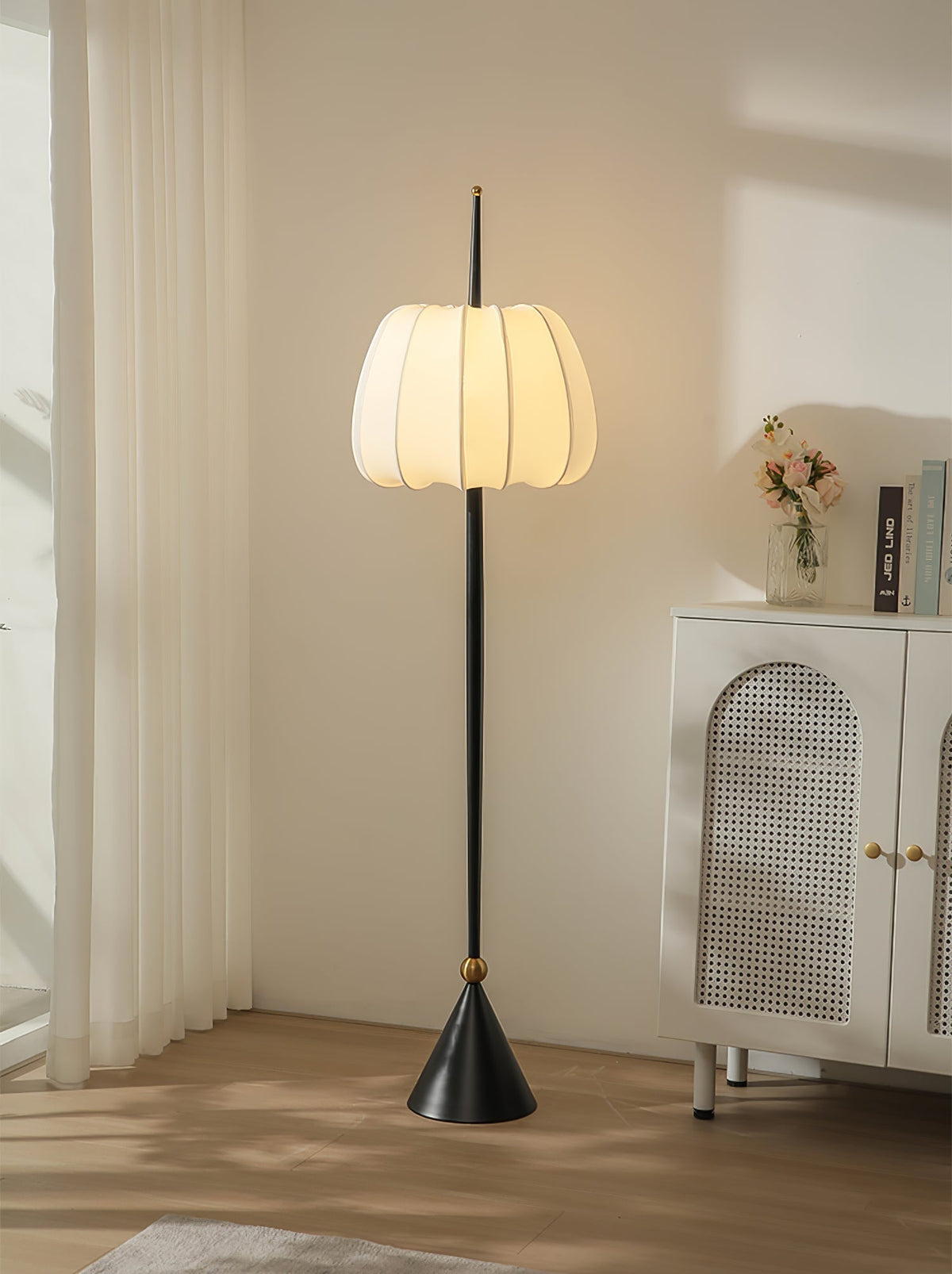 Pick-minimalistinen kangaslattiavalaisin