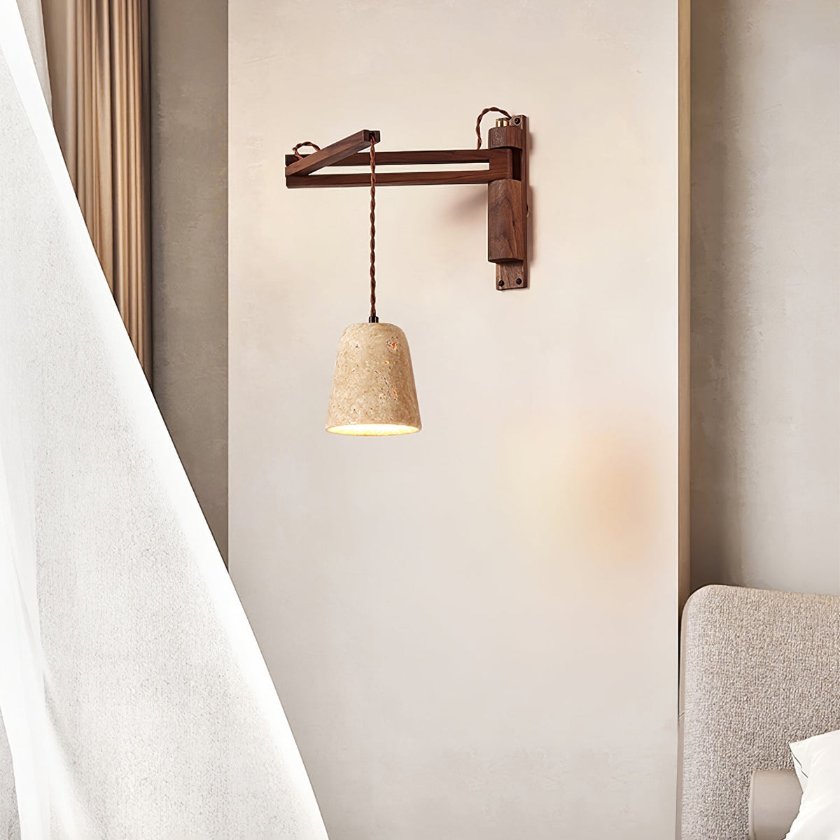 Noreenne vägglampa i travertin med svängbar arm, med sladd