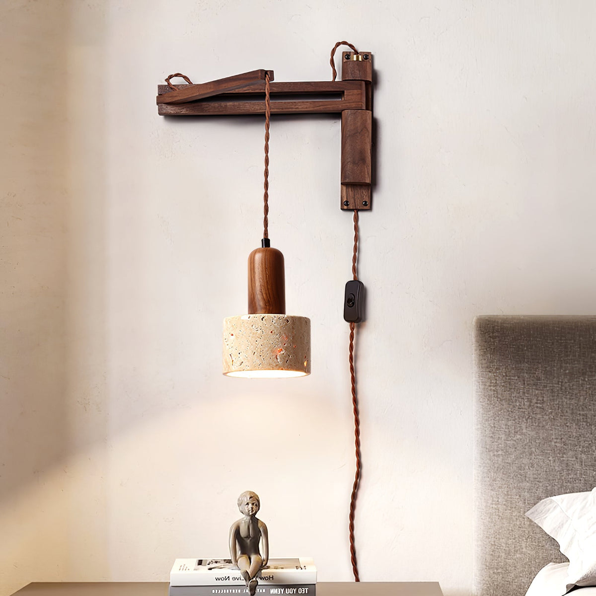 Noreenne vägglampa i travertin med svängbar arm, med sladd