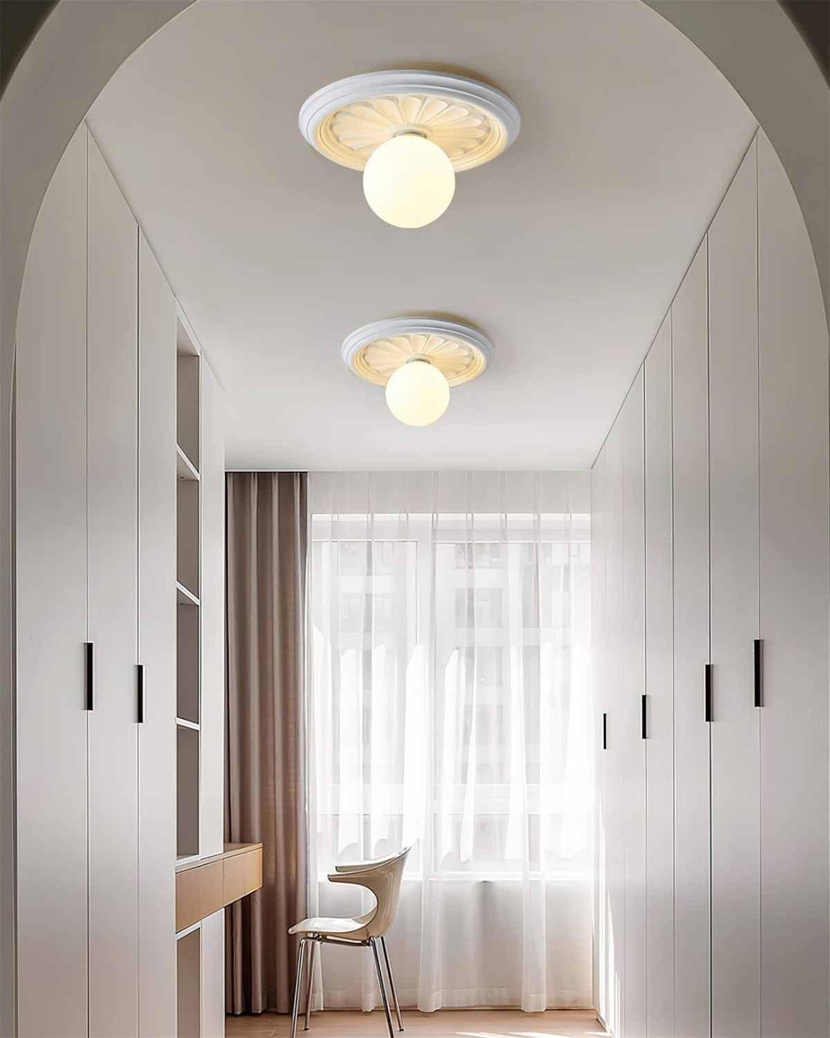 Elya vintage-taklampa med snidad design och globformad skärm