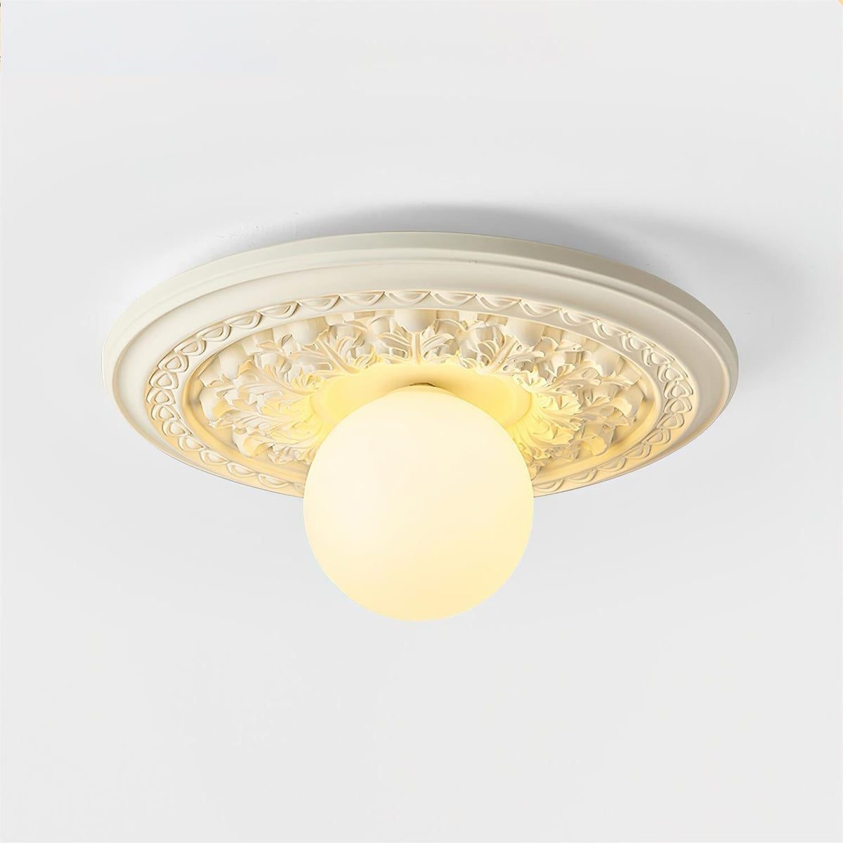 Elya vintage-taklampa med snidad design och globformad skärm