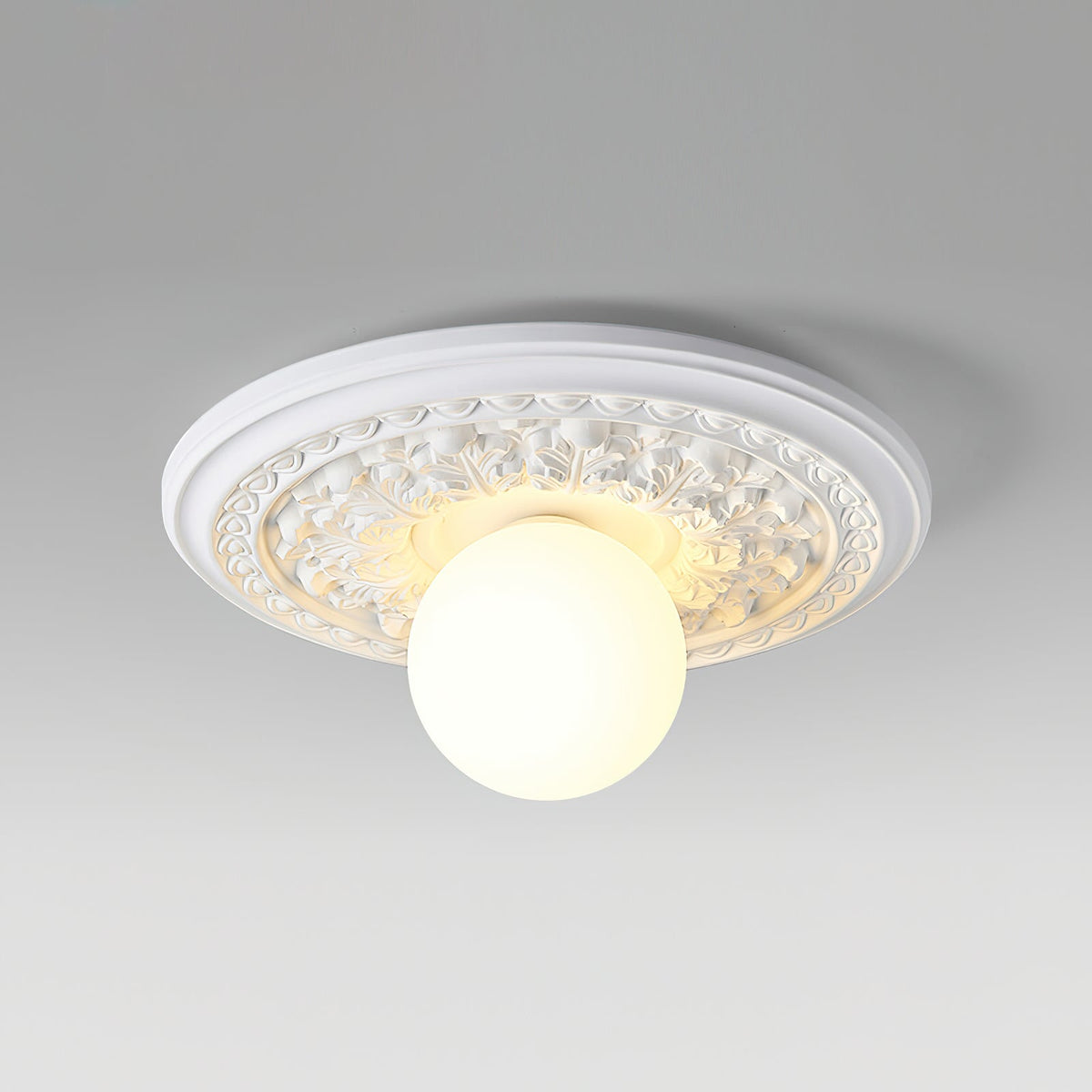 Elya vintage-taklampa med snidad design och globformad skärm