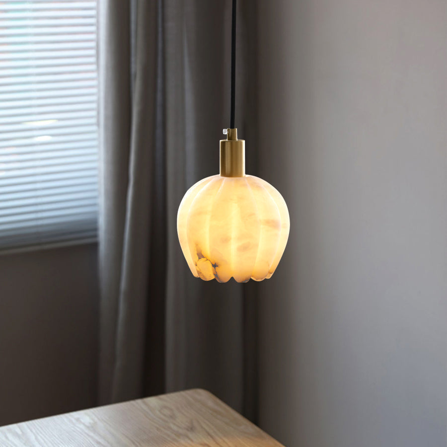 Ritta blomsterformet pendellampe i alabast