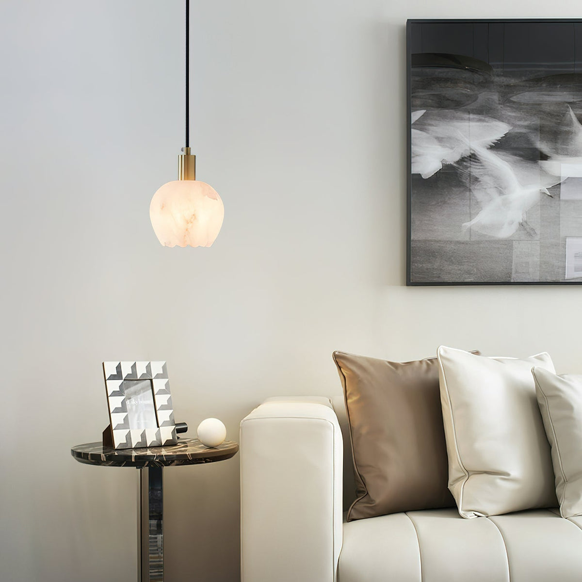 Ritta blomsterformet pendellampe i alabast