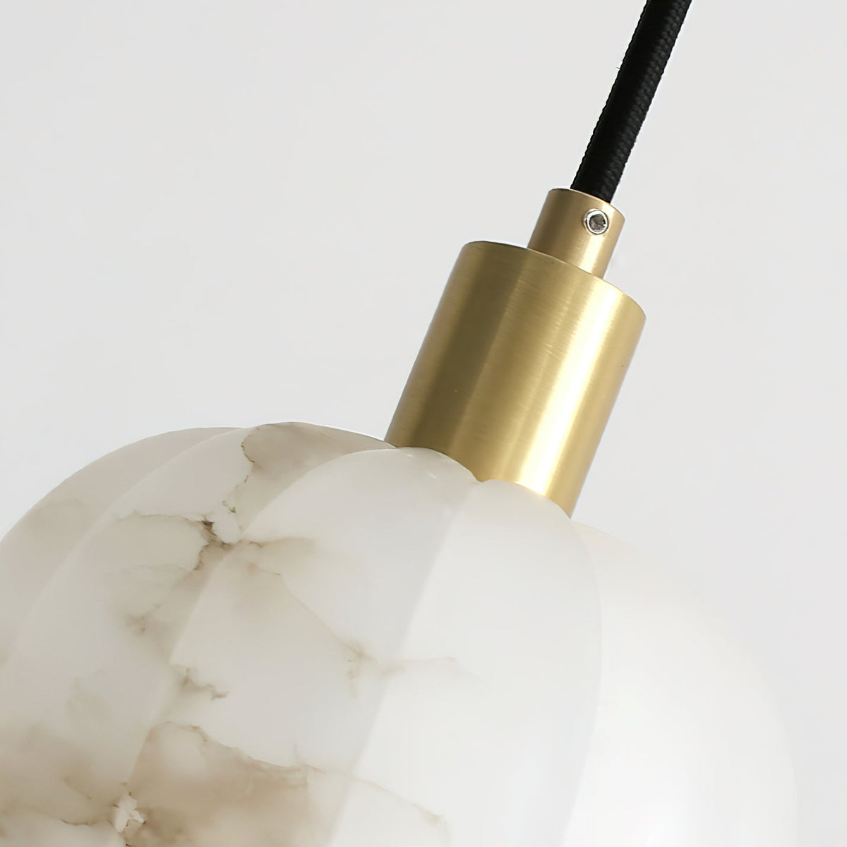 Ritta blomsterformet pendellampe i alabast