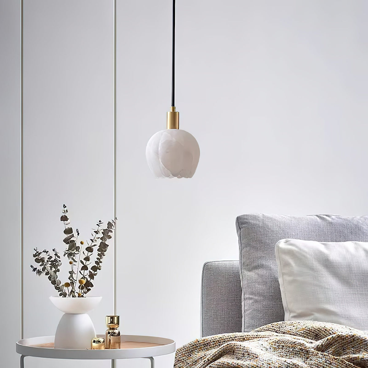Ritta blomsterformet pendellampe i alabast