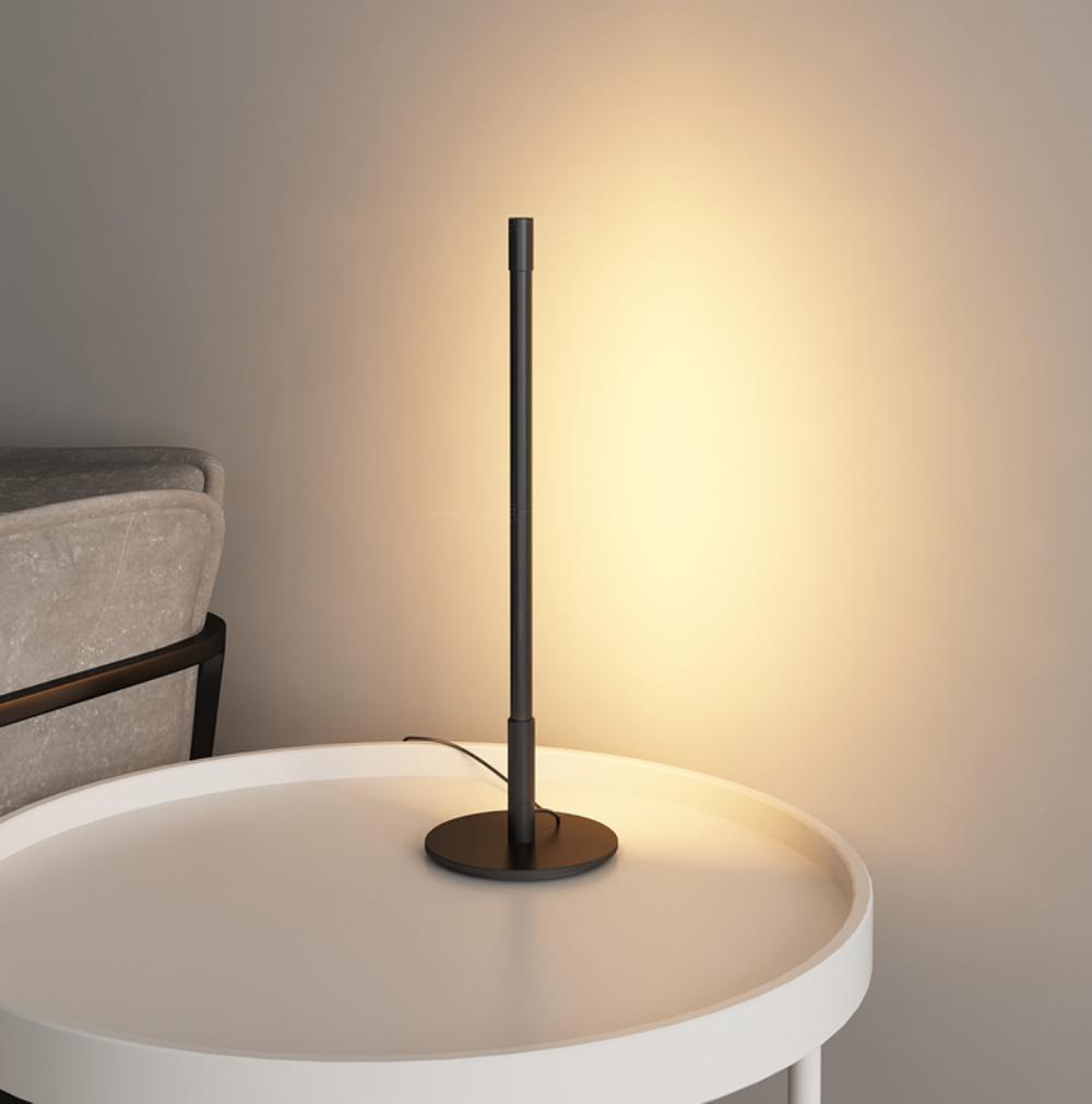 Riven minimalistisk bordslampa