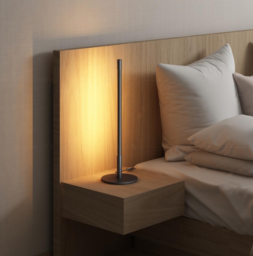 Riven minimalistisk bordslampa