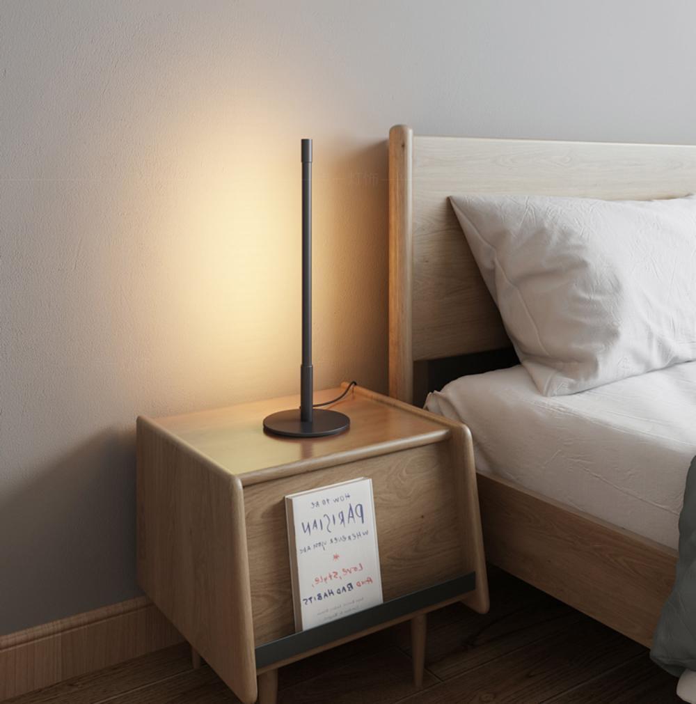 Riven minimalistisk bordslampa