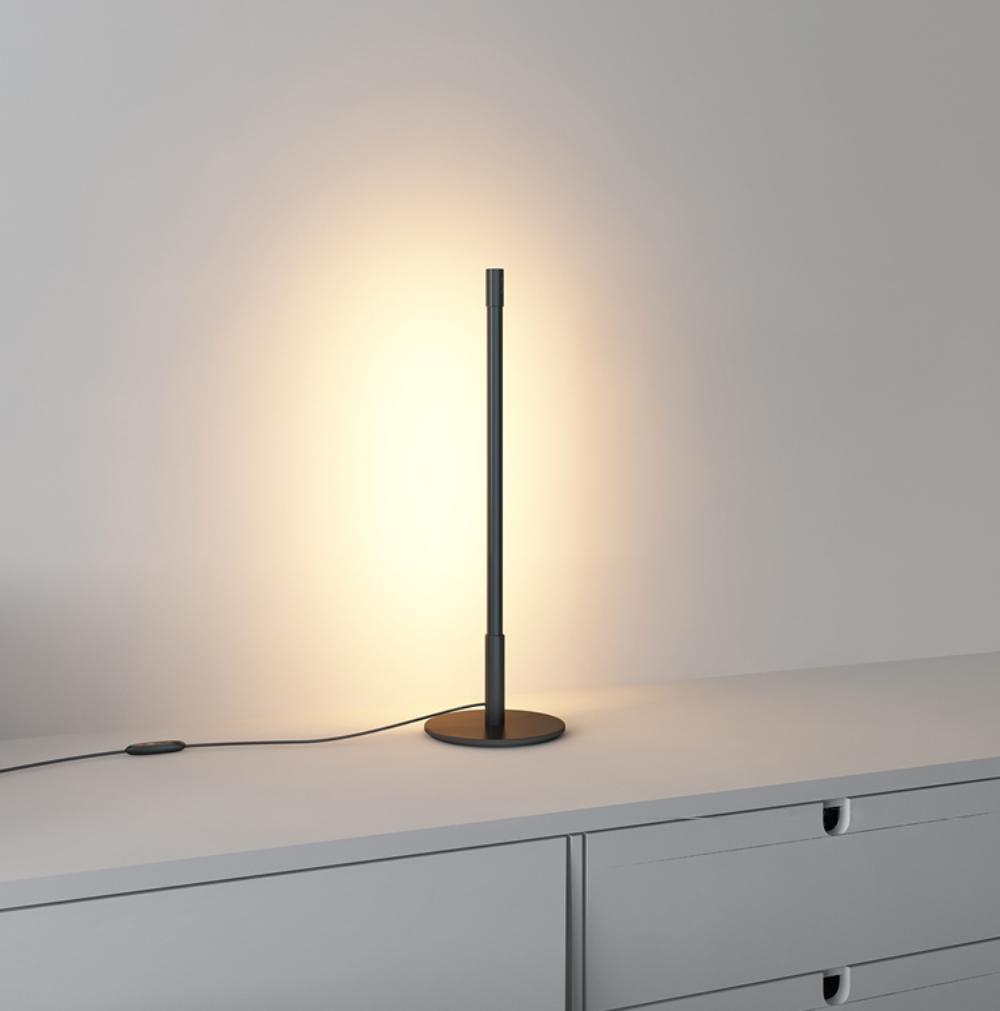 Riven minimalistisk bordslampa
