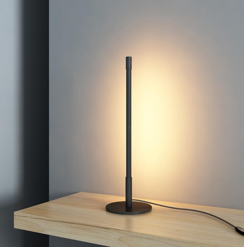 Riven minimalistisk bordslampa