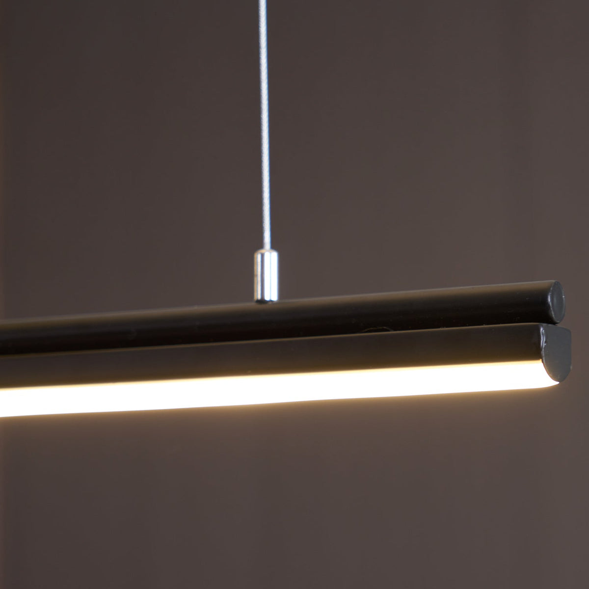 Aulten moderni minimalistinen lineaarinen saarekeriippuvalaisin