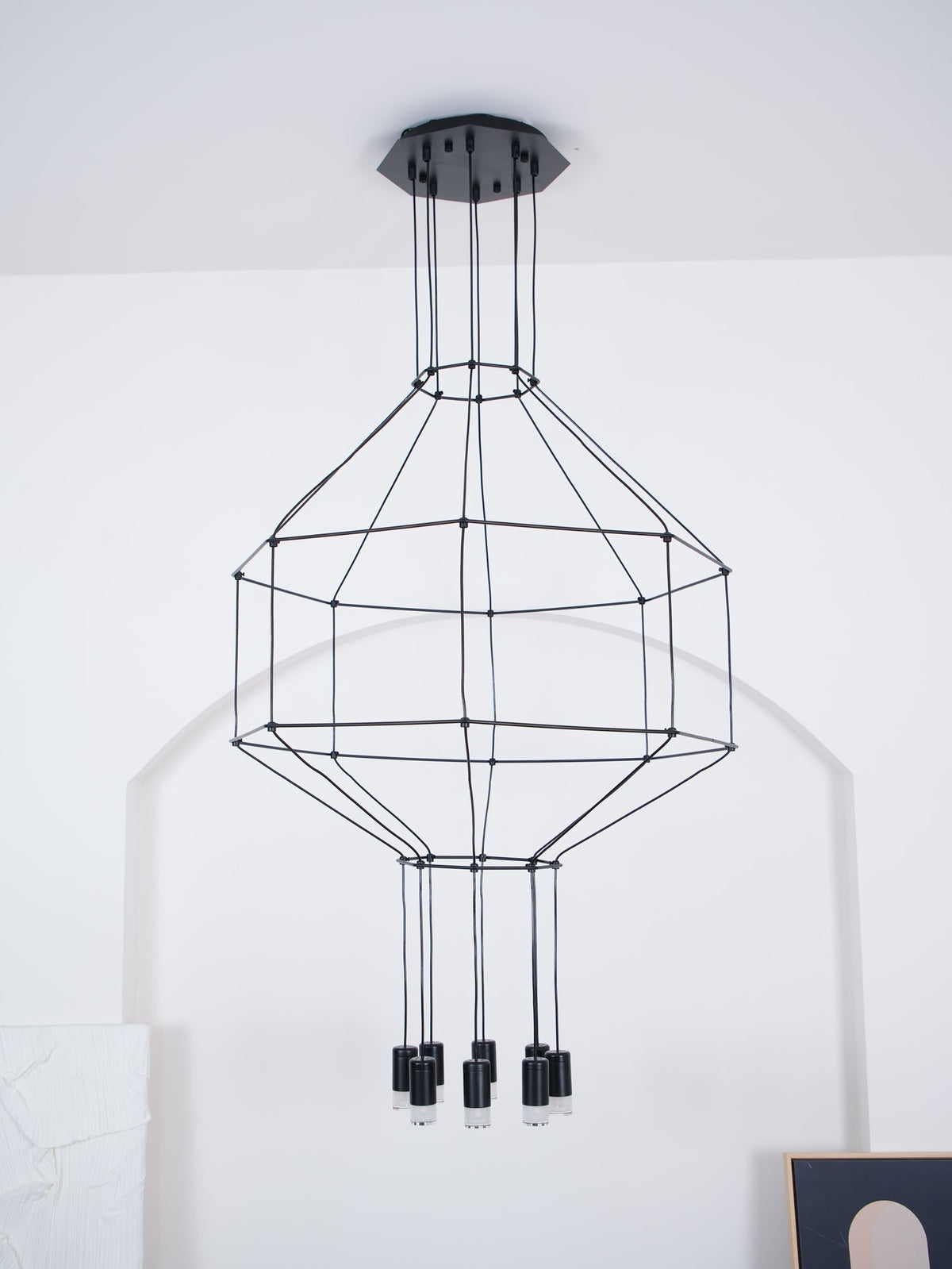 Candeeiro de teto Tevenq com linhas, estrutura de arame preta e LED