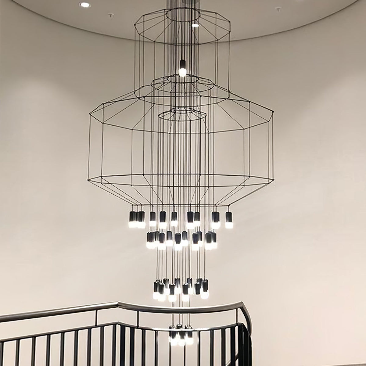 Candeeiro de teto Tevenq com linhas, estrutura de arame preta e LED
