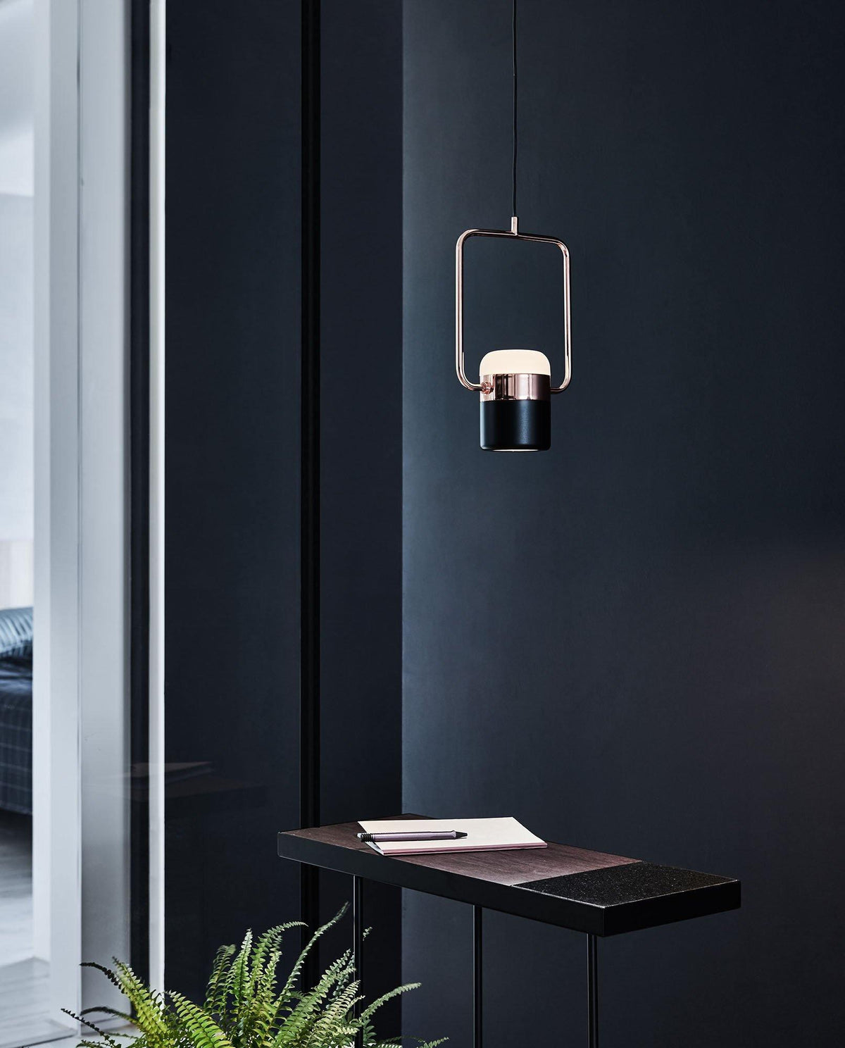 Lirael justerbar glaspendellampa med mässing