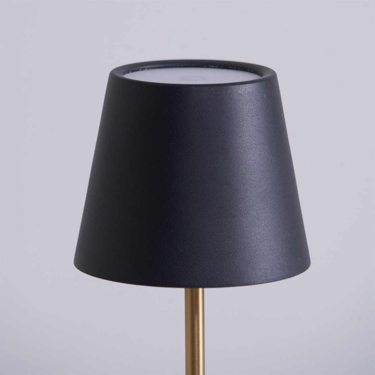 Pennyn minimalistinen pöytälamppu