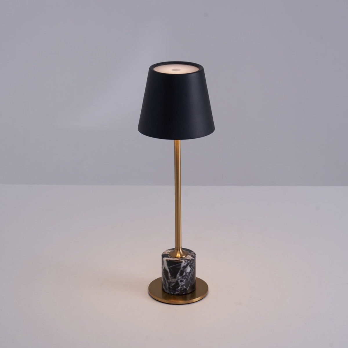Pennyn minimalistinen pöytälamppu