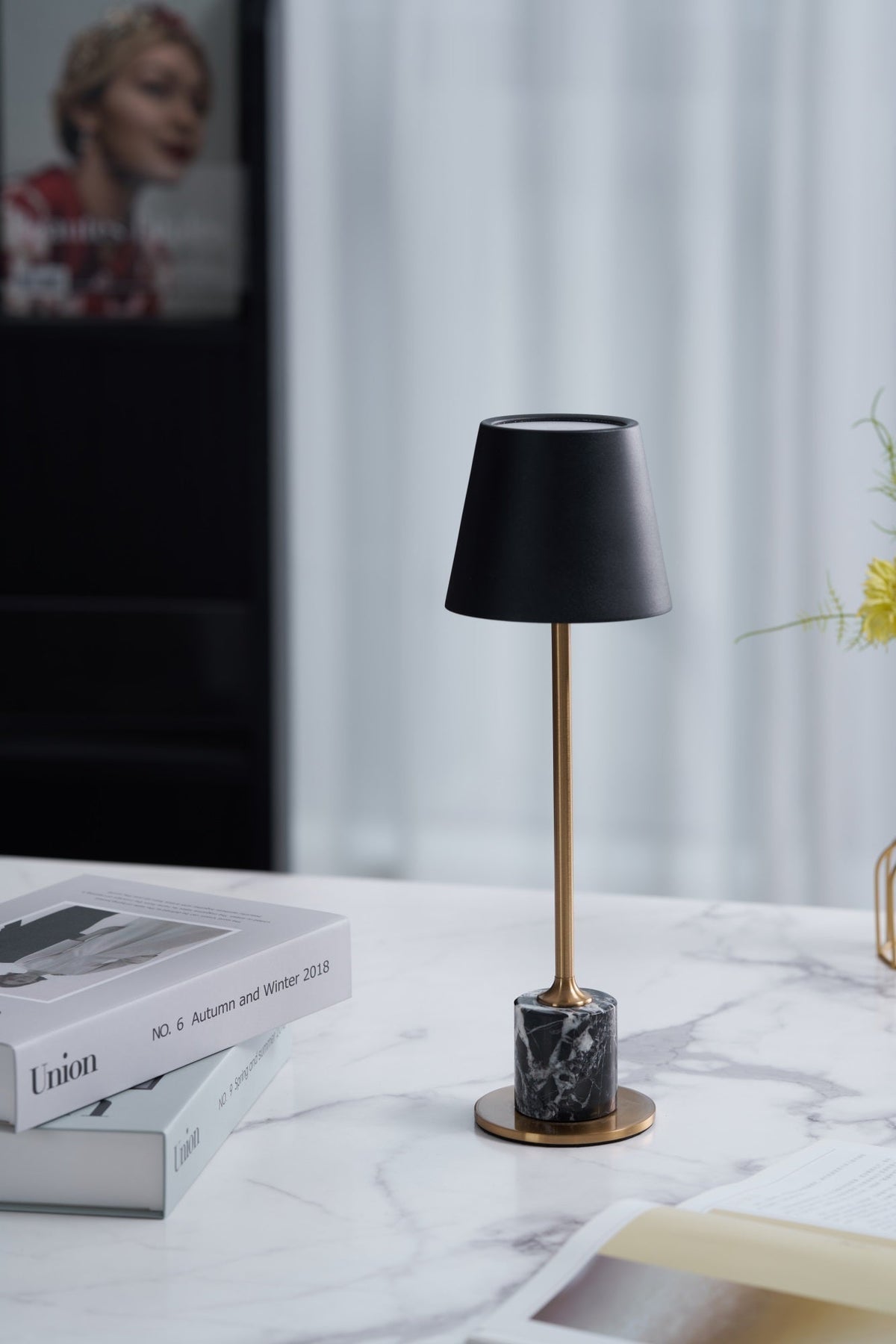 Pennyn minimalistinen pöytälamppu