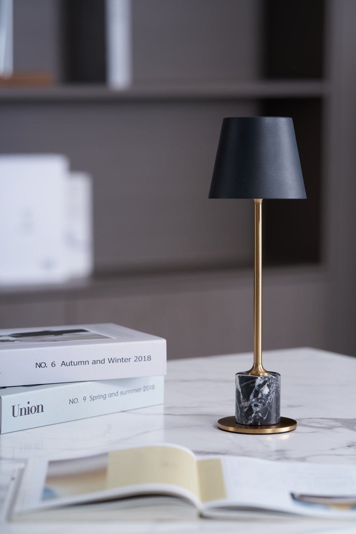 Pennyn minimalistinen pöytälamppu